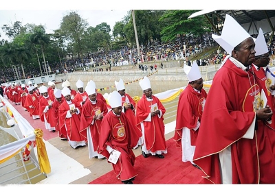 Maaskofu Katoliki wanaunda Baraza la SECAM wakiwa katika maandamano kwa ajili ya Adhimisho la Misa Takatifu.