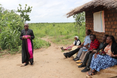 Askofu wa Jimbo Katoliki la Mangochi nchini Malawi, Mhashamu Montfort Stima, alipofanya ziara ya Kitume Parokia ya Kankao, Kijiji cha Philipo Mbewe. Kulia ni ujumbe alioambatananao.