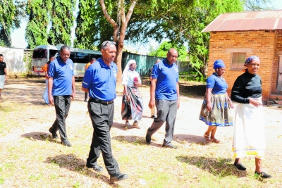 Baadhi ya Wafanyakazi wa Tumaini Media, wakiwasili katika Makaburi ya Mapadri wa Jimbo Kuu Katoliki la Dar es Salaam, yaliyoko Pugu, wakati wa ziara ya Kiroho ya kumkumbuka aliyekuwa Mkurugenzi wa Tumaini Media, Padri Paul Haule (Hayati), aliyezikwa hapo. (Picha na Yohana Kasosi)