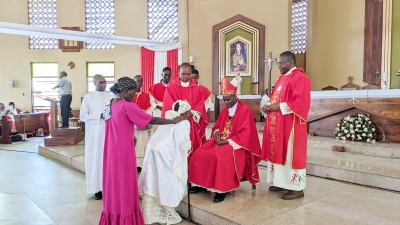 Askofu Msaidizi wa Jimbo Kuu Katoliki la Dar es Salaam, Mhashamu Henry Mchamungu (aliyekaa), akitoa Sakramenti ya Kipaimara kwa mmoja kati ya Waimarishwa 185 wa Parokia ya Mtakatifu Bonaventura, Kinyerezi, jimboni humo wakati wa Adhimisho la Misa Takatifu ya Dominika ya Pili ya Majilio ya Mwaka C wa Kanisa. (Picha na Jackson Njau)