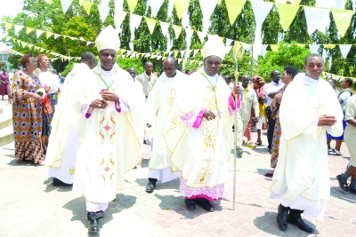 Askofu Msaidizi wa Jimbo Kuu Katoliki la Dar es Salaam, Mhashamu Stephano Musomba (mwenye fimbo ya Kichungaji), akiwa katika maandamano ya kutoka kanisani baada ya Adhimisho la Misa Takatifu ya Jubilei. Kushoto ni Askofu Msaidizi wa Jimbo hilo, Mhashamu Henry Mchamungu. (Picha na Yohana Kasosi)