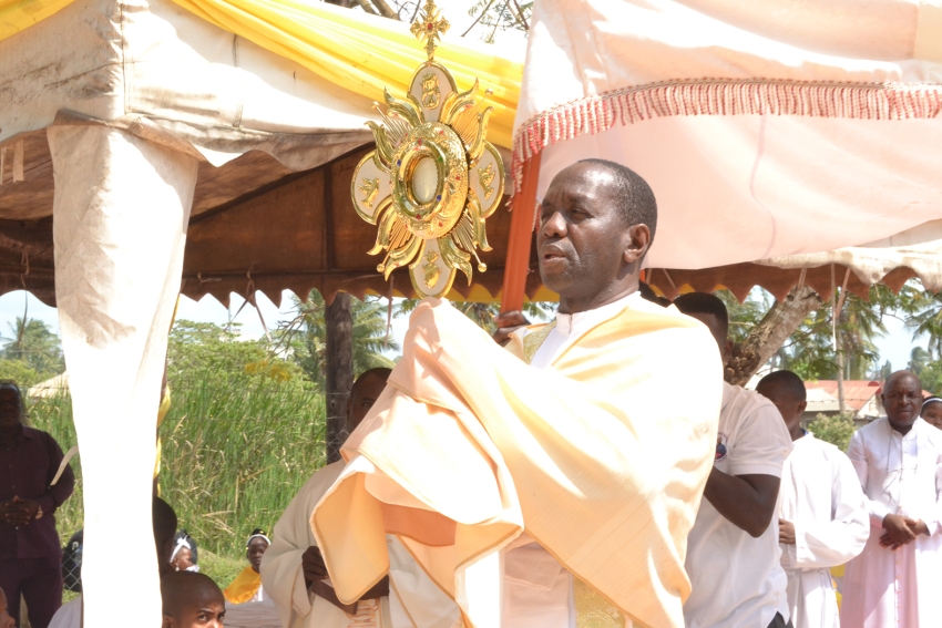 Padri Dominic Somola Dominika ya Sikukuu ya Mwili na Damu ya Yesu Kristo