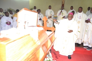 Mhashamu Augustino Shao Misa ya kumwombea marehemu Padri Daniel Macha