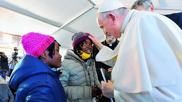 Baba Mtakatifu Fransisko akimbariki mmoja wa watoto wahamiaji katika Uwanja wa Mtakatifu Petro, wakati Kumbukumbu ya Siku ya Wahamiaji na Wakimbizi, mara baada ya Sala ya Malaika wa Bwana mjini Vatican.