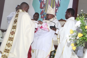 Askofu Mkuu wa Jimbo Kuu la Dar es Salaam, Mhashamu Sana Jude Thaddaeus Ruwa’ichi OFMCap akimkabidhi vifaa vya kazi Padri mpya Richard Mlay CP wakati wa adhimisho la Misa Takatifu ya Daraja Takatifu ya Upadri wake iliyofanyika katika Parokia ya Mtakatifu Fransisko Ksaveri - Chang’ombe, jimboni humo.
