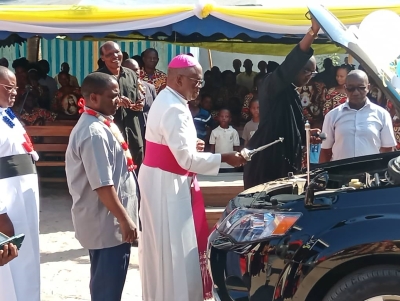 Askofu wa Jimbo Katoliki la Musoma, Mhashamu Michael Msonganzila akibarikia gari jipya alilomzawadia Padri Fintan Mrope (kushoto) wakati wa kumpongeza kwa Miaka 20 ya Upadri, iliyofanyika katika Parokia ya Kristo Mfalme, Tandahimba, Jimbo Katoliki la Mtwara. (Na Mpigapicha wetu)