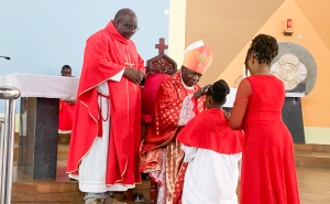 Mwadhama Polycarp Kardinali Pengo, Askofu Mkuu Mstaafu wa Jimbo Kuu Katoliki la Dar es Salaam, akimpatia Sakramenti Takatifu ya Kipaimara mmoja wa vijana 35 wakati wa Adhmisho la Misa Takatifu katika Parokia ya Utatu Mtakatifu – Changanyikeni, jimboni humo. Kushoto ni Paroko wa Parokia hiyo, Padri Gallen Mvungi. (Picha na Mathayo Kijazi)