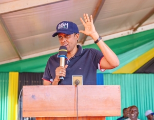 Waziri wa Kilimo, Hussein Bashe (Mb), akizungumza wakati wa kukabidhi Mradi wa Umwagiliaji wa Bonde la Luiche, Mkoani Kigoma lenye ukubwa wa hekta 3000 kwa Mkandarasi M/S CRJE (East Africa) LIMITED ya Dar es Salaam, kwa ajili ya ujenzi wa bwawa na skimu ya umwagiliaji.