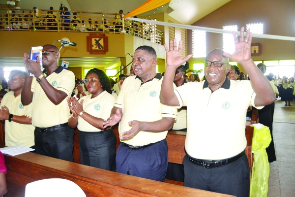 Mwenyekiti wa Utume wa Kwaya Katoliki Tanzania (UKWAKATA), Jimbo Kuu Katoliki la Dar es Salaam, Cassian Kahimba (kulia), na viongozi wengine wakiwashukuru Wanakwaya wa jimbo hilo kwa kuhudhuria Adhimisho la Misa Takatifu ya Jumatatu ya Pasaka iliyoadhimishwa Parokia ya Mtakatifu Bonaventura, Kinyerezi. (Picha na Yohana Kasosi)