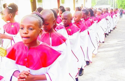 Waimarishwa wa Sakramenti Takatifu ya Kipaimara wa Parokia ya Mtakatifu Fransisko Ksaveri – Chang’ombe, Jimbo Kuu Katoliki la Dar es Salam, wakiwa kwenye maandamano ya kuingia kanisani kwa Adhimisho la Misa Takatifu ya Sakramenti hiyo. (Picha na Mathayo Kijazi)