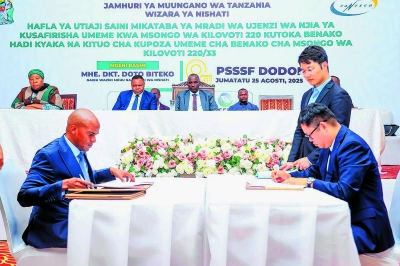 Naibu Waziri Mkuu na Waziri wa Nishati, Dk. Doto Biteko (katikati) akishuhudia utiaji saini mikataba ya mradi wa ujenzi wa njia ya kusafirisha umeme kwa msongo wa kilovoti 220 kutoka Benako hadi Kyaka katika hafla iliyofanyika jijini Dodoma. 