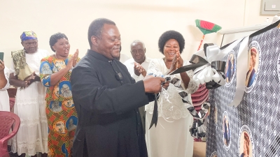 Mkurugenzi wa Utume wa Walei Jimbo Kuu la Dar es Salaam, Padri Vitalis Kasembo, akizindua kitenge cha Wajane na Wagane katika Ofisi za Halmashauri ya Walei zilizopo katika Kanisa Kuu la Mtakatifu Yosefu, jimboni humo. Kulia ni Mwenyekiti wa Chama hicho cha Kitume, Sweetbetha Mzungu. (Picha na Mathayo Kijazi)