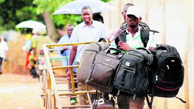 Baadhi ya Wafanyabiashara Machinga wakiwa mitaani katika utafutaji.