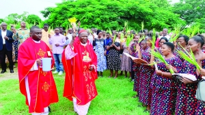 Mwadhama Polycarp Kardinali Pengo, Askofu Mkuu Mstaafu wa Jimbo Kuu Katoliki la Dar es Salaam (mwenye kofia ya Kichungaji), akibariki matawi yaliyoshikwa na Waamini wa Parokia ya Mtakatifu Polycarp Askofu na Shahidi – Kilamba, jimboni humo, katika Adhimisho la Misa Takatifu ya Dominika ya Matawi. Kushoto kwa Kardinali, ni Padri Frank Mtavangu. (Picha na Mathayo Kijazi)