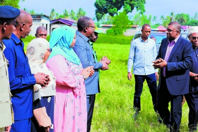 Makamu wa Pili wa Rais wa Serikali ya Mapinduzi ya Zanzibar (SMZ), Hemed Suleiman Abdulla (kulia) akizunguza na baadhi ya maafisa wa Serikali baada ya kuahirisha Maadhimisho ya Kuongeza Uwelewa kwa Jamii Juu ya Watu Wenye Ulemavu yaliyofanyika Wilaya ya Kaskazini ‘A’ Mkoa wa Kaskazini Unguja.