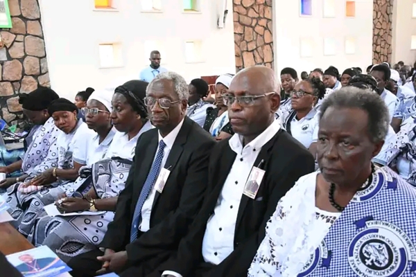 Waombolezaji wakiwa katika Adhimisho la Misa Takatifu ya Kumwombea Hayati Askofu Mkuu Novatus Rugambwa katika Kanisa Kuu la Mama wa Huruma Jimbo Katoliki Bukoba. (Na Mpigapicha wetu)