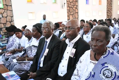 Waombolezaji wakiwa katika Adhimisho la Misa Takatifu ya Kumwombea Hayati Askofu Mkuu Novatus Rugambwa katika Kanisa Kuu la Mama wa Huruma Jimbo Katoliki Bukoba. (Na Mpigapicha wetu)