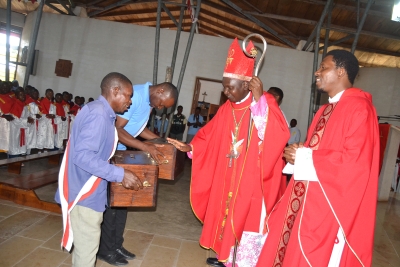 Askofu Msaidizi wa Jimbo Kuu Katoliki la Dar es Salaam, Mhashamu Stephano Musomba OSA, akibariki matoleo wakati wa Adhimisho la Misa Takatifu ya Sakramenti Takatifu ya Kipaimara katika Parokia ya Bikira Maria Malkia – Kilimahewa, jimboni humo. Kulia ni Paroko wa Parokia hiyo, Padri Titto Rwegoshor. (Picha na Yohana Kasosi)