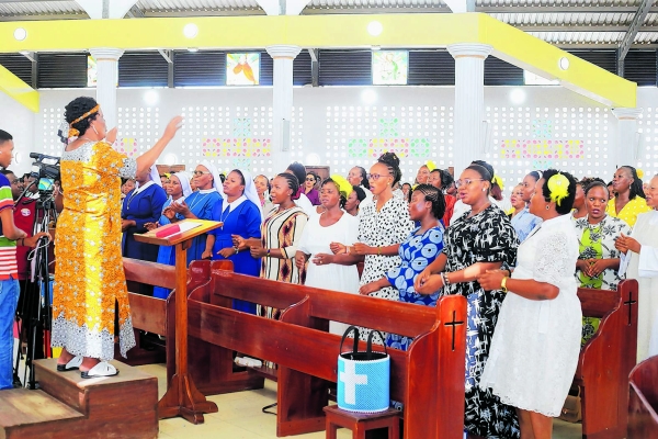 Kwaya ya Walezi wa Shirika la Kipapa la Utoto Mtakatifu Jimbo Kuu la Dar es Salaam, wakiimba katika Adhimisho la Misa Takatifu ya shukrani kwa walezi hao iliyofanyika katika Parokia ya Mtakatifu Gaspar Del Bufalo-Mbezi Beach. (Picha na Simon Peter)