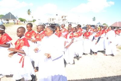 Baadhi ya Waimarishwa wakiwa katika maandamano kuingia kanisani Parokia ya Mtakatifu Cesilia, Kisarawe ll, Kigamboni, Jimbo Kuu Katoliki la Dar es Salaam. (Picha na Yohana Kasosi)