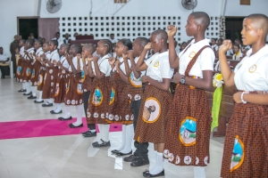 Watoto wa Shirika la Kipapa la Utoto Mtakatifu Parokia ya Mtakatifu Peter Claver – Mbezi Louis, Jimbo Kuu Katoliki la Dar es Salaam, wakiimba wimbo maalumu wa Jubilei ya Miaka 25 ya Parokia hiyo.