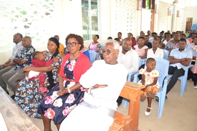 Waamini wa Parokia Teule ya Utatu Mtakatifu Skanska -APTL-Salasala, Jimbo Kuu Katoliki la Dar es Salaam, wakiwa katika Adhimisho la Misa Takatifu ya Dominika.(Picha na Yohana Kasosi)