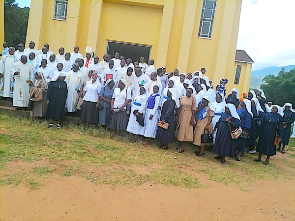 Askofu Mkuu wa Jimbo Kuu Katoliki la Lilongwe nchini Malawi, Mhashamu George Desmond Tambala, akiwa katika picha ya pamoja na Watawa baada ya Misa Takatifu ya Wanovisi wawili, Apronia Mahowe na Stella Mkwezalamba, wa Shirika la Wamisionari wa Mary Mediatrix, Parokia ya Mtakatifu Andrew Kaggwa, jimboni humo.