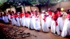 Waimarishwa wa Sakramenti Takatifu ya Kipaimara wa Parokia ya Mtakatifu Yohane Mbatizaji, Msongola ‘B’, wakiwa katika maandamano ya kuingia kanisani kwa Adhimisho la Misa Takatifu ya kupokea Sakramenti hiyo. (Picha na Mathayo Kijazi)