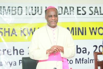 Askofu Msaidizi wa Jimbo Kuu Katoliki la Dar es Salaam, Mhashamu Henry Mchamungu akizunguza wakati wa kuzindua Warsha kwa Waamini wote wa Jimbo hilo. (Picha na Mathayo Kijazi)