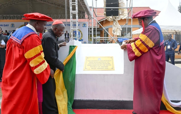  Waziri Mkuu wa Jamhuri ya Muungano wa Tanzania, Kassim Majaliwa (kulia) akiweka Jiwe la Msingi la Chuo Kikuu cha Kanisa Katoliki, Jimbo Kuu Katoliki la Mbeya (CUCOM) wakati wa sherehe za ufunguzi wa chuo hicho. Kushoto ni Rais wa Baraza la Maaskofu Tanzania (TEC), Mhashamu Gervas Nyaisonga na Mwadhama Polycarp Kardinali Pengo, Askofu Mkuu Mstaafu wa Jimbo Kuu la Dar es Salaam. (Picha na Ofisi ya Waziri Mkuu)