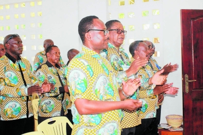 Viongozi wa Utume wa Wanaume Katoliki (UWAKA) Taifa, wakiimba wakati wa Adhimisho la Misa Takatifu kabla ya Mkutano wao uliyofanyika katika Kiwanda cha Woiso Original Products, kilichopo Salasala, jijini Dar es Salaam. (Picha na Mathayo Kijazi)