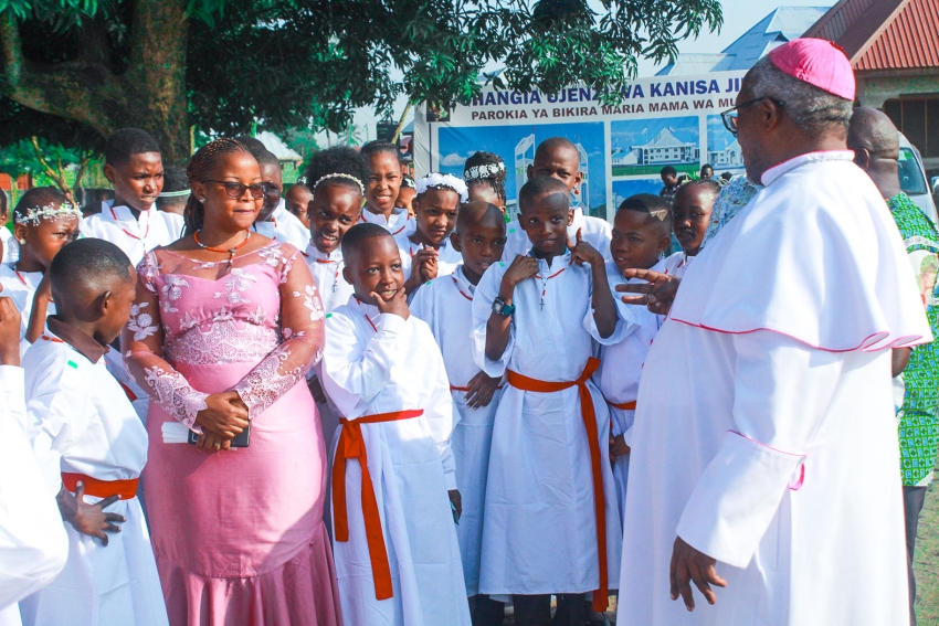 Watoto wajengwe kiimani - Askofu
