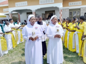 Sista Jacinta na Sista Restetuta wakiwa katika Adhimisho la Misa Takatifu ya Shukrani iliyoongozwa na Askofu Francis Aquirinus Kibira Kambale wa Jimbo Katoliki la Kasese (hayumo pichani), nchini Uganda.