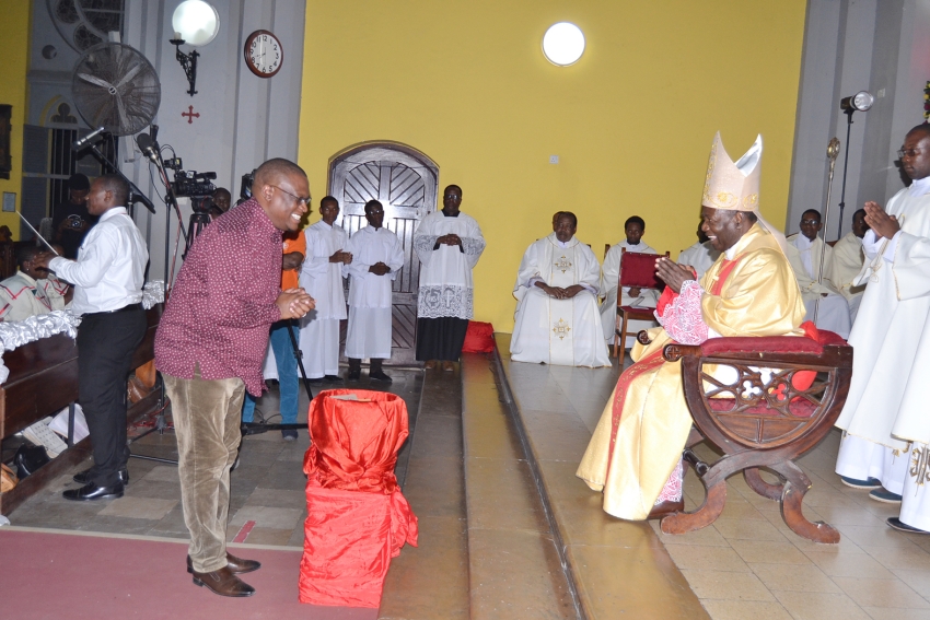 Nape Nnauye, akimpongeza Mwadhama Polycarp Kardinali Pengo