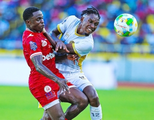 Mlinzi wa Timu ya Azam Fc, Pachal Msindo akiwania mpira dhidi ya mshambuliaji wa Simba, Moses Abraham wakati wa mchezo wa Ligi Kuu Tanzania Bara.