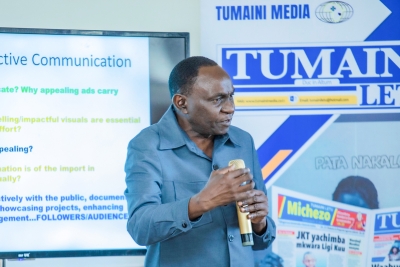 Derik Murusuri, Mwezeshaji na mtoa mada, akizungumza katika Semina ya Waandishi wa Habari, iliyofanyika hivi karibuni katika kituo cha Msimbazi, jijini Dar es Salaam. (Picha na Michael Ally)