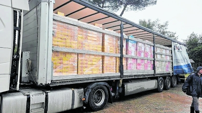 Magari yakiwa yamebeba mizigo ya misaada mbalimbali kuelekea nchini Ukraine.