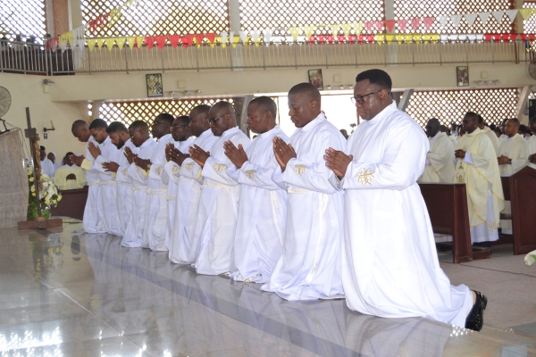 Mashemasi wapya 11 wa Jimbo Kuu Katoliki la Dar es Salaam, wakiwa wamepiga magoti wakati wa Adhimisho la Misa Takatifu ya Ushemasi wao iliyoadhimishwa katika Parokia ya Roho Mtakatifu, Kitunda, jimboni humo.