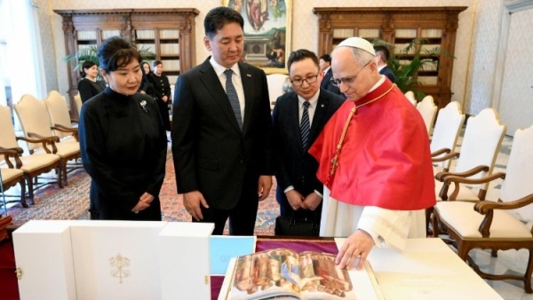 Baba Mtakatifu Leo XIV akiwa na Rais wa Mongolia, Ukhnaagiin Khürelsükh.