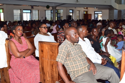 Waamini wakiwa kanisani wakati wa Adhimisho la Misa Takatifu ya Dominika. (Picha na Yohana Kasosi)